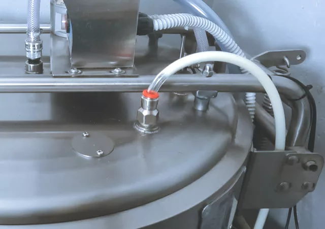 Le transfert du lait dans le SmartTank est efficace et hygiénique, garantissant que le lait fraîchement trait est stocké en toute sécurité sans perte de résidus. Idéal pour la réfrigération et le stockage du lait avant son traitement.