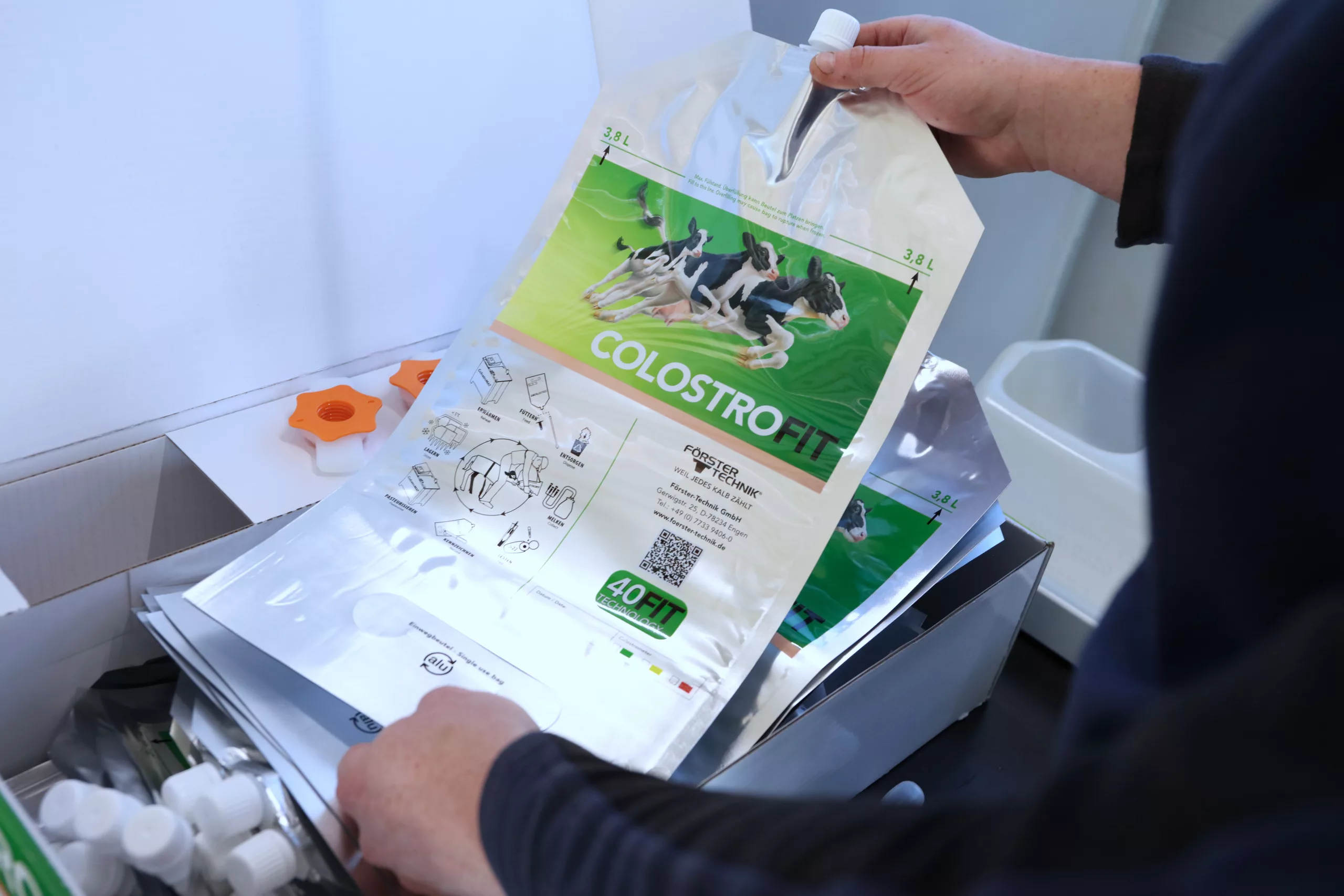 Praktisches Zubehör für die Kolostrumfütterung: ColostroBAGs, Abfüllstation, Tragerucksack, Drenchbesteck und Nuckel.