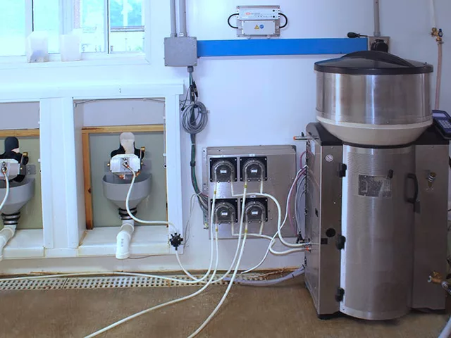 Avec SynchroFeed, jusqu'à quatre stations de boisson sont alimentées en lait frais simultanément. Grâce aux puissantes pompes à tuyau, le comportement de boisson de vos veaux est enregistré avec précision, même dans les stations éloignées.