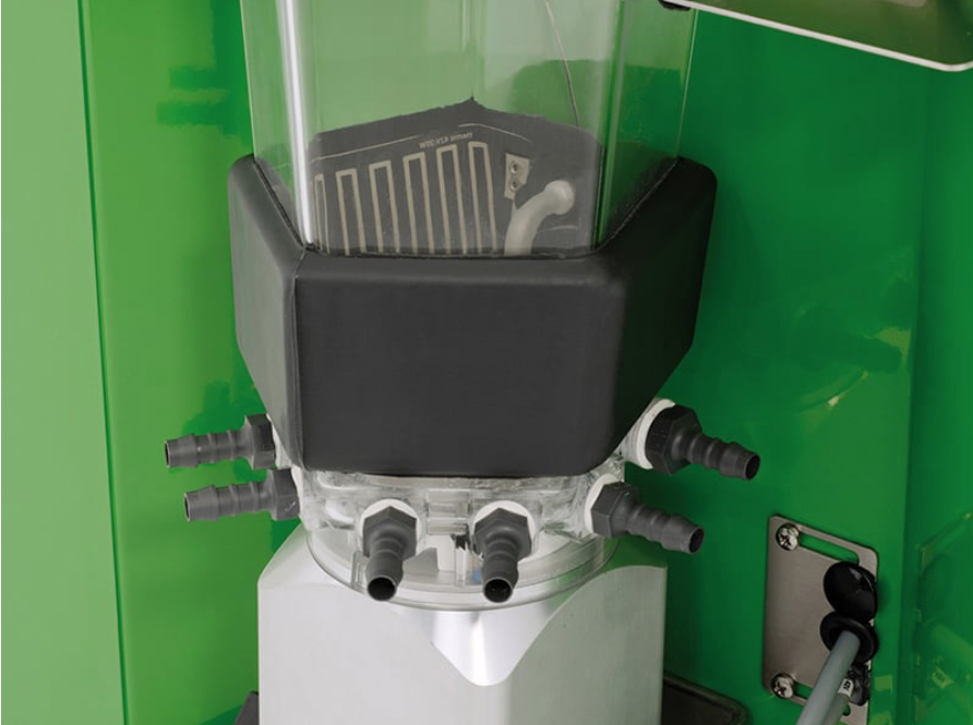 Nahaufnahme der Nuckel am Lämmertränkeautomaten von Förster-Technik – Präzise und hygienische Tränkeversorgung für Lämmer.