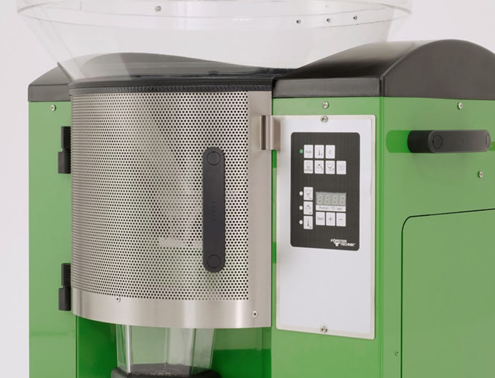 Offener, schwenkbarer Mixerbecher – Einfache Zugänglichkeit und schnelle Funktionskontrolle des Tränkeautomaten.