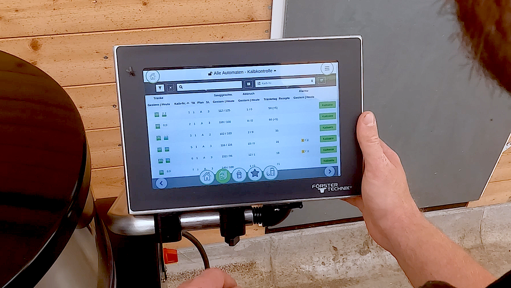 SmartTouch-Display zeigt alle Funktionen der CalfCloud direkt am Tränkeautomaten. Alle Daten können abgerufen und das gesamte Tränkesystem per Fingertipp gesteuert werden.